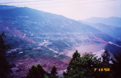 秭归县沙镇溪镇发生大面积山体滑坡