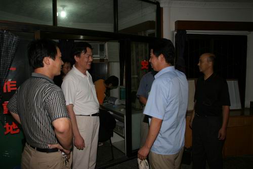 宋志宏副局长雨夜慰问迎战高洪的北碚站职工