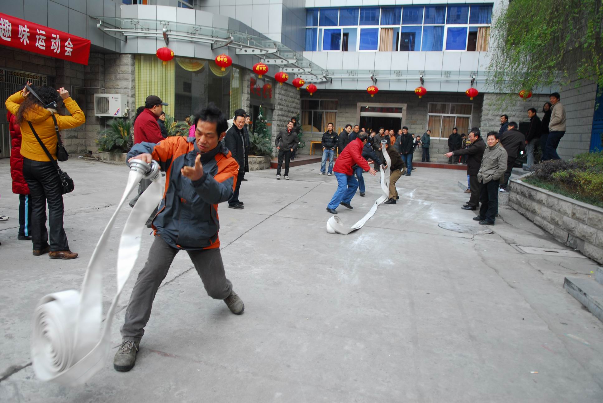 迎春安全趣味运动会:50米消防水带使用演练