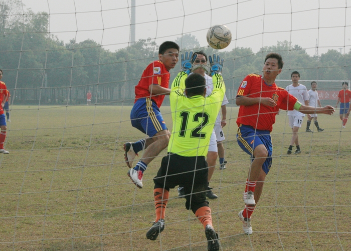 血防杯足球比赛季军争夺战上演点球大战