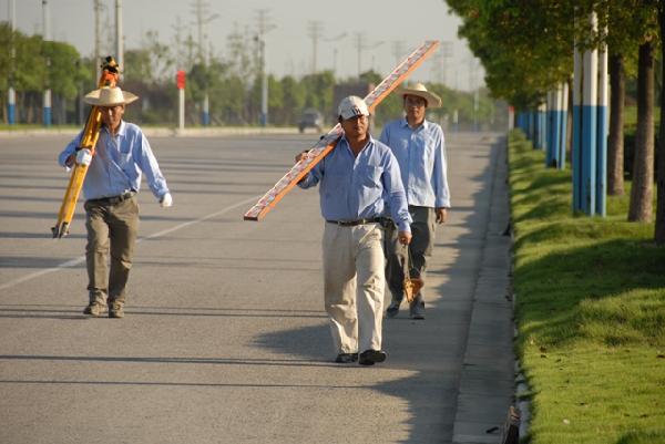 下游局烈日下的高程测量
