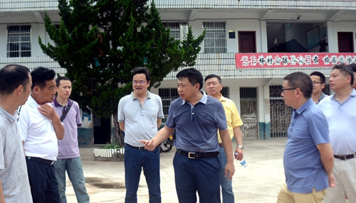 王俊程海云陈松生到范家坪村走访慰问对口帮扶