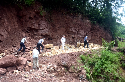 王俊程海云陈松生到范家坪村走访慰问对口帮扶