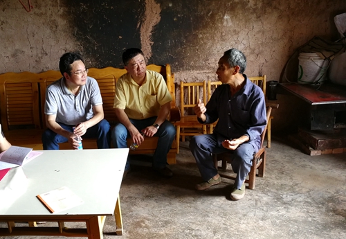 王俊程海云陈松生到范家坪村走访慰问对口帮扶