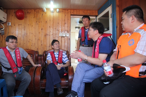 上海市水务局领导到长江口水文综合调查现场检