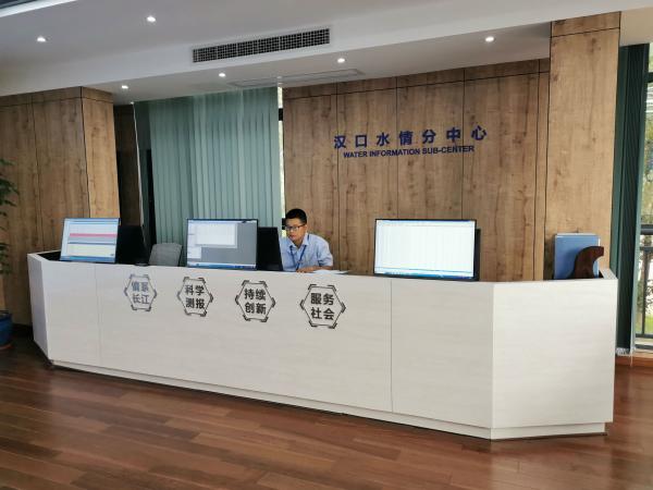 汉口分局吴士夫水情分中心报汛.jpg