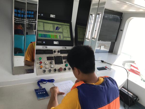 江海力在渡江区域测量水文要素.jpg