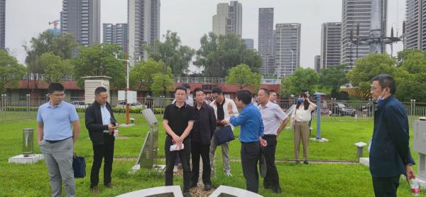 参观气象场 .jpg