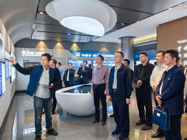 唐聪正在介绍水情文化展厅（2023年）.jpg
